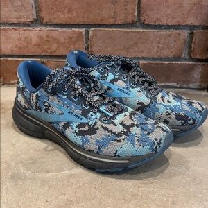 Brooks ghost 15 women’s sz. 9 fun blue design